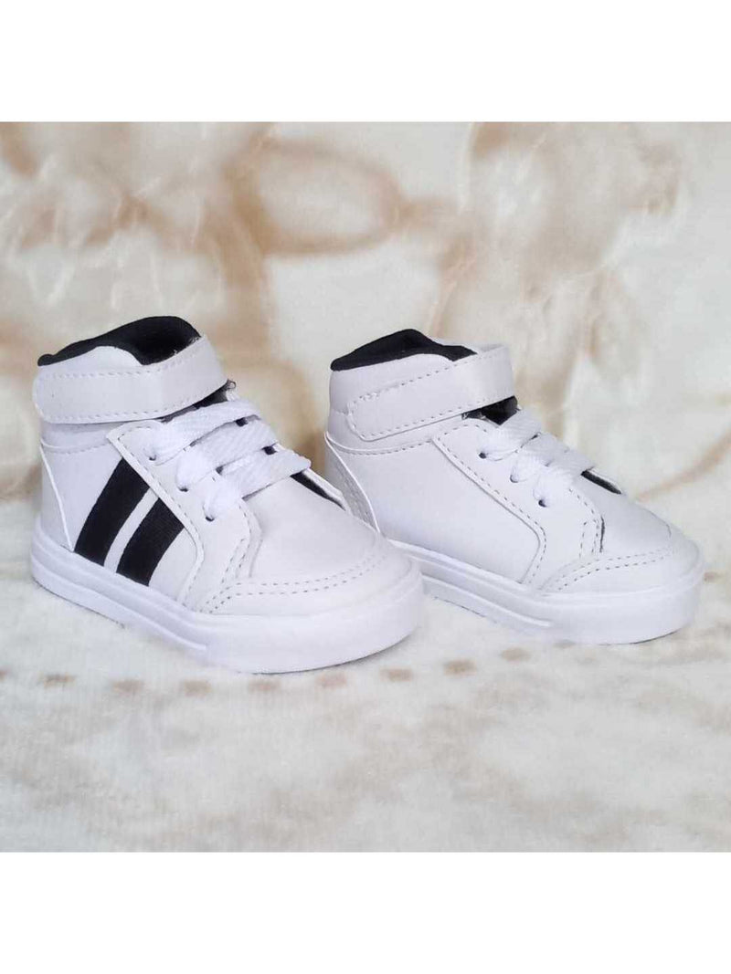 Tênis cano alto estilo botinha de bebê branco com faixa preta unissex infantil