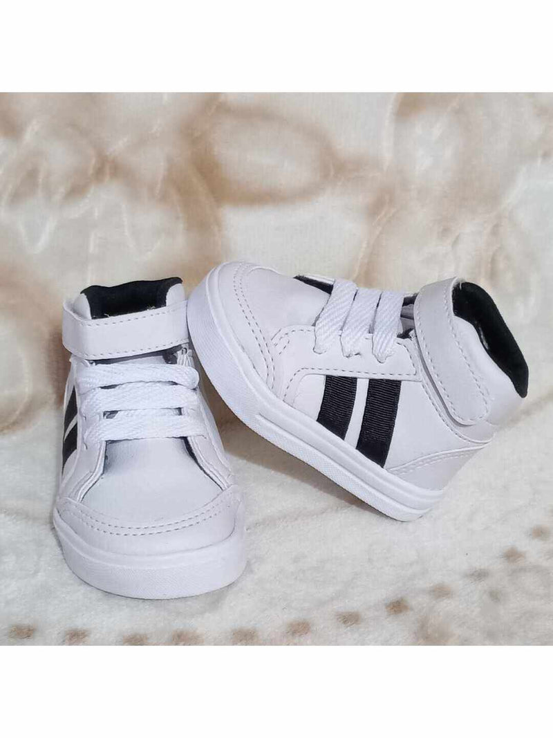 Tênis cano alto estilo botinha de bebê branco com faixa preta unissex infantil