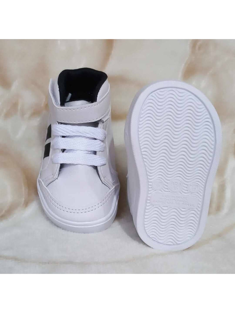 Tênis cano alto estilo botinha de bebê branco com faixa preta unissex infantil