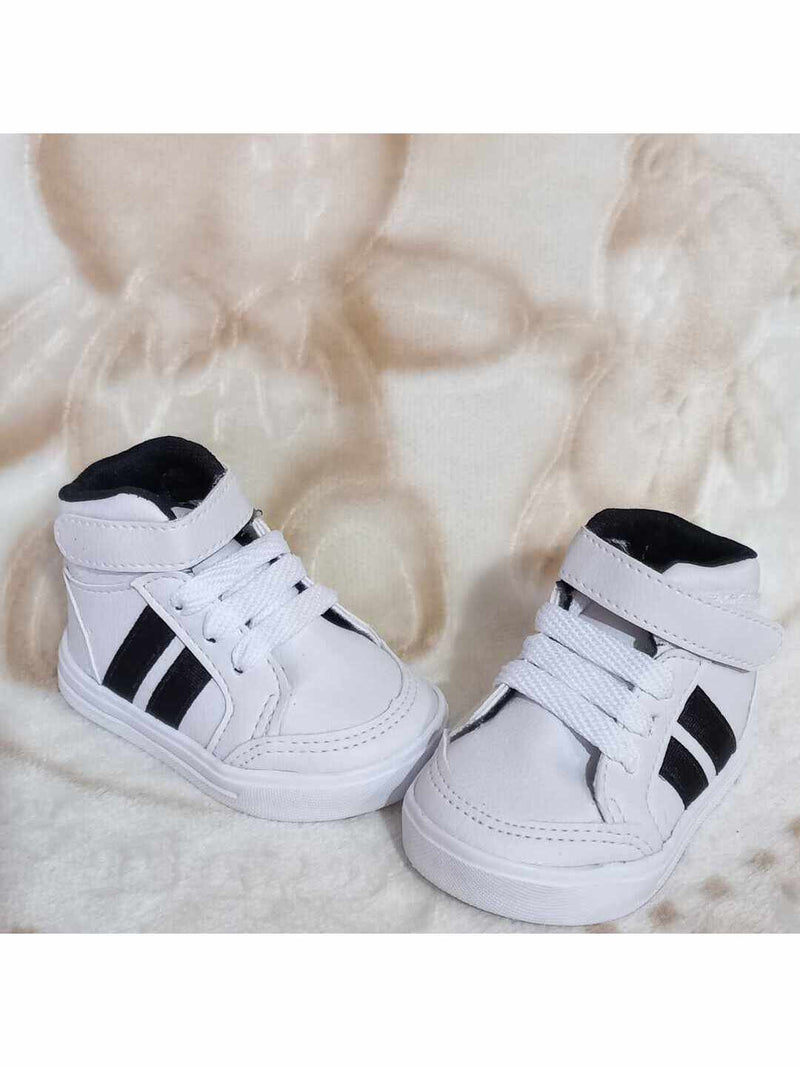 Tênis cano alto estilo botinha de bebê branco com faixa preta unissex infantil