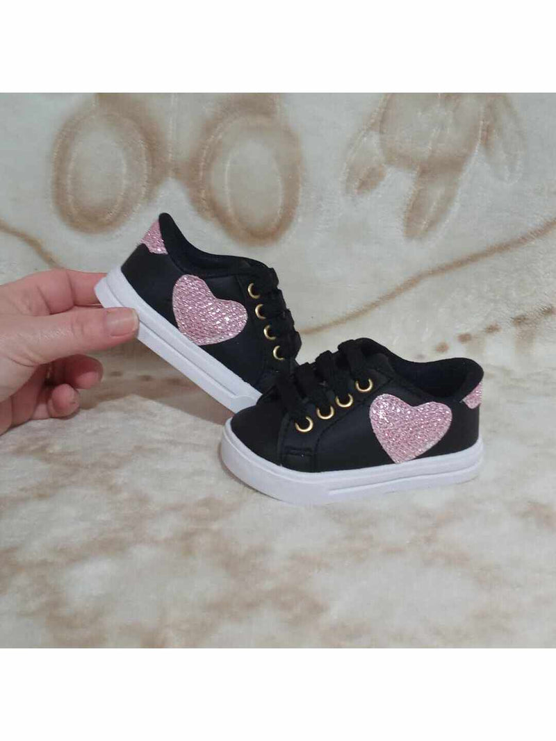 Tênis para bebê preto ou branco com coração rosa menina infantil