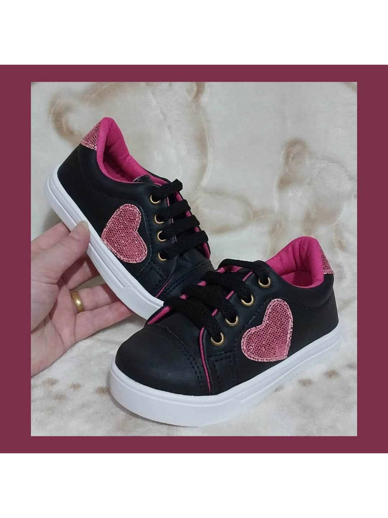 Tênis para bebê preto ou branco com coração rosa menina infantil