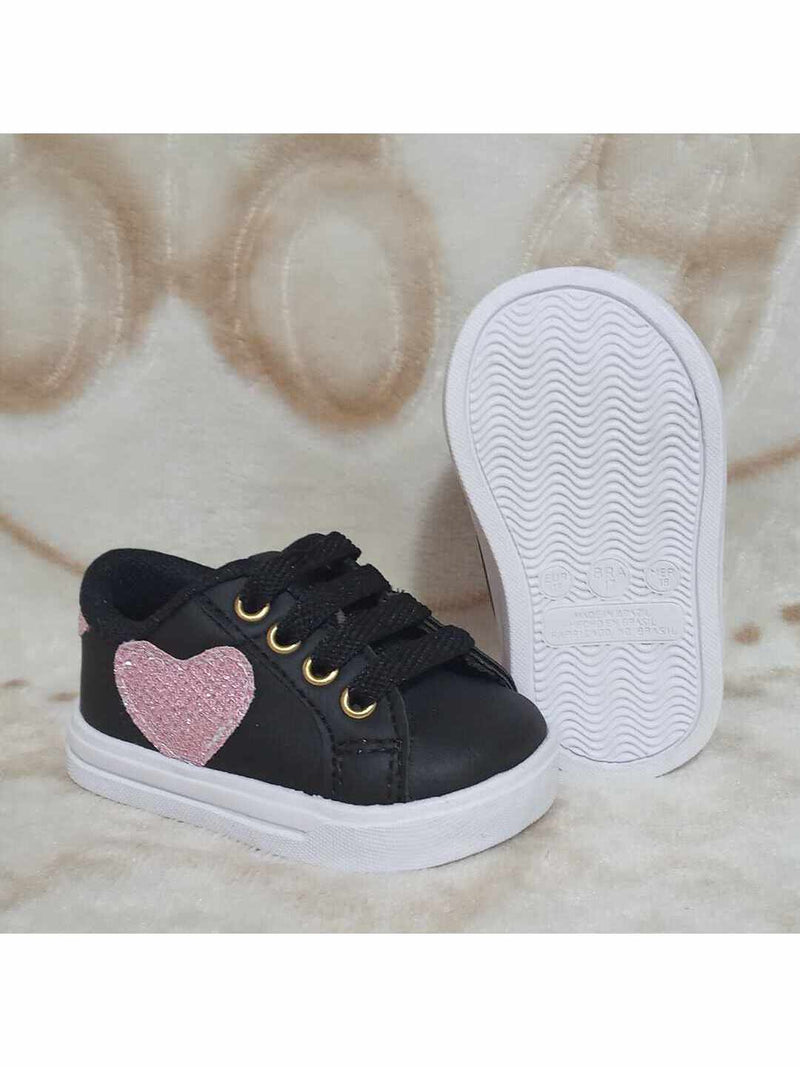 Tênis para bebê preto ou branco com coração rosa menina infantil