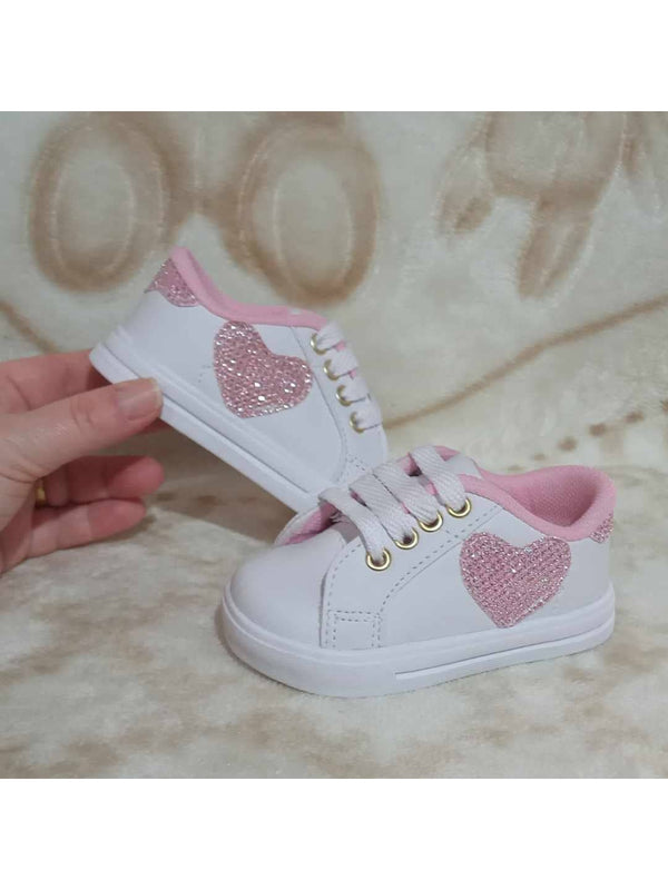 Tênis para bebê preto ou branco com coração rosa menina infantil