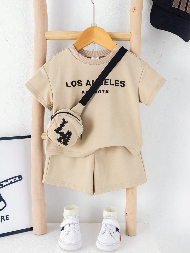 3 Peças/Conjunto Babybo Kids Verão Casual Camiseta de Manga Curta com Padrão de Letras, Shorts de Cintura Elástica com Bolsa Transversal