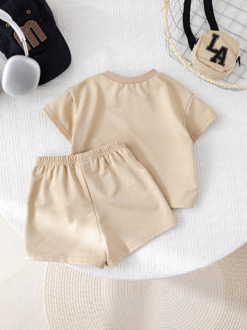 3 Peças/Conjunto Babybo Kids Verão Casual Camiseta de Manga Curta com Padrão de Letras, Shorts de Cintura Elástica com Bolsa Transversal