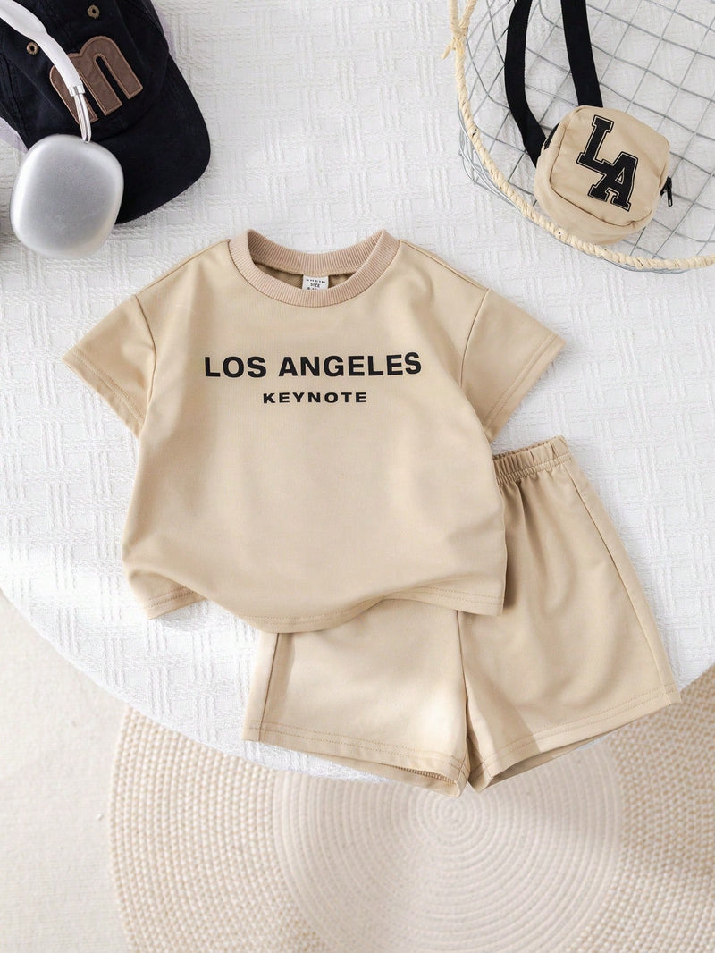 3 Peças/Conjunto Babybo Kids Verão Casual Camiseta de Manga Curta com Padrão de Letras, Shorts de Cintura Elástica com Bolsa Transversal