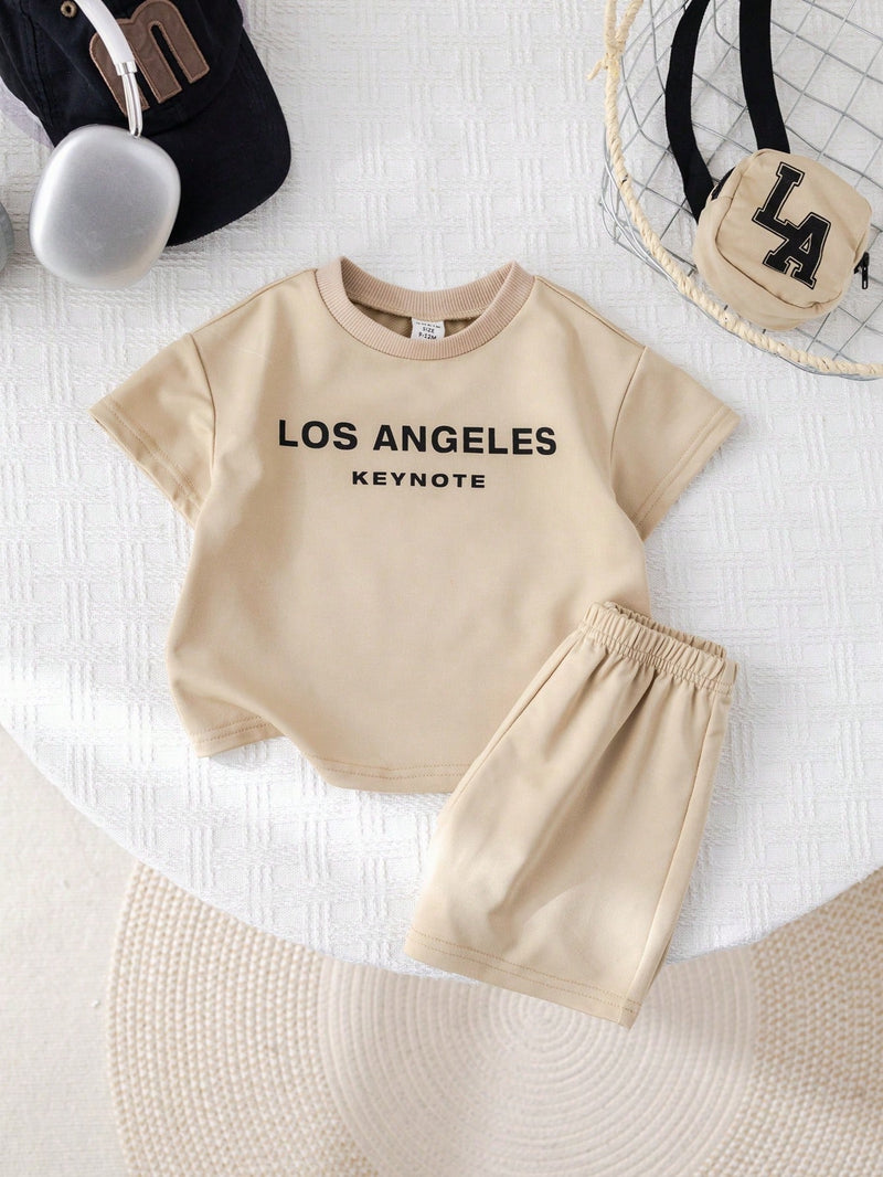 3 Peças/Conjunto Babybo Kids Verão Casual Camiseta de Manga Curta com Padrão de Letras, Shorts de Cintura Elástica com Bolsa Transversal