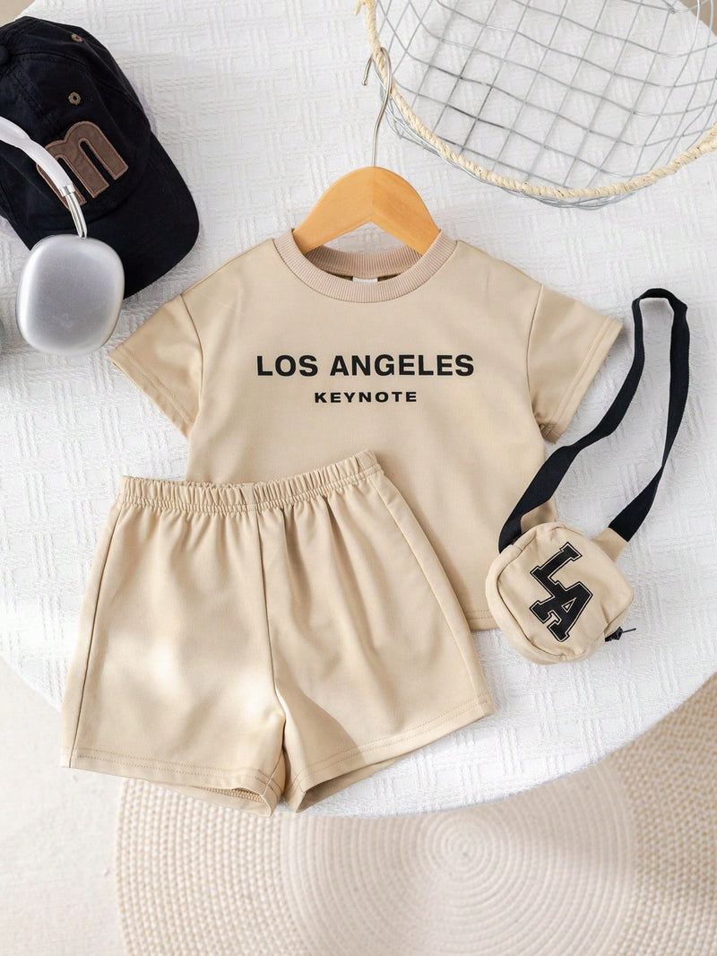 3 Peças/Conjunto Babybo Kids Verão Casual Camiseta de Manga Curta com Padrão de Letras, Shorts de Cintura Elástica com Bolsa Transversal