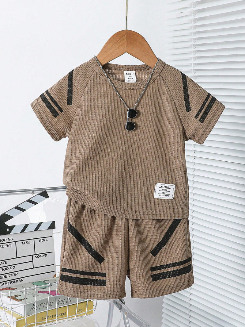 Conjunto Completo de Camiseta com Manga Raglan e Estampa Simples e Shorts para Bebê Menino, Adequado para o Verão, Ideal para