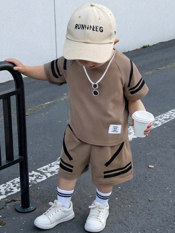Conjunto Completo de Camiseta com Manga Raglan e Estampa Simples e Shorts para Bebê Menino, Adequado para o Verão, Ideal para