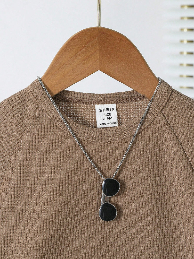 Conjunto Completo de Camiseta com Manga Raglan e Estampa Simples e Shorts para Bebê Menino, Adequado para o Verão, Ideal para