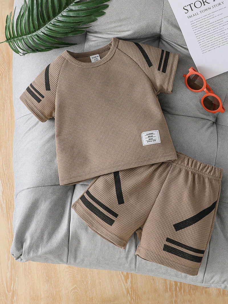 Conjunto Completo de Camiseta com Manga Raglan e Estampa Simples e Shorts para Bebê Menino, Adequado para o Verão, Ideal para