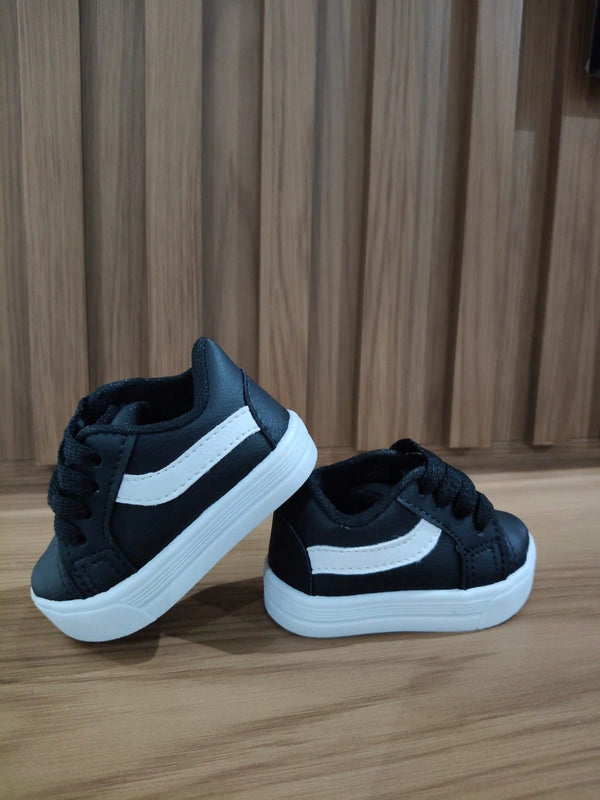 Tênis Preto com detalhe branco infantil bebê unissex estiloso confortável