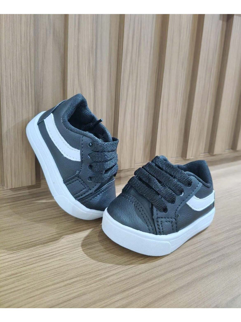 Tênis Preto com detalhe branco infantil bebê unissex estiloso confortável