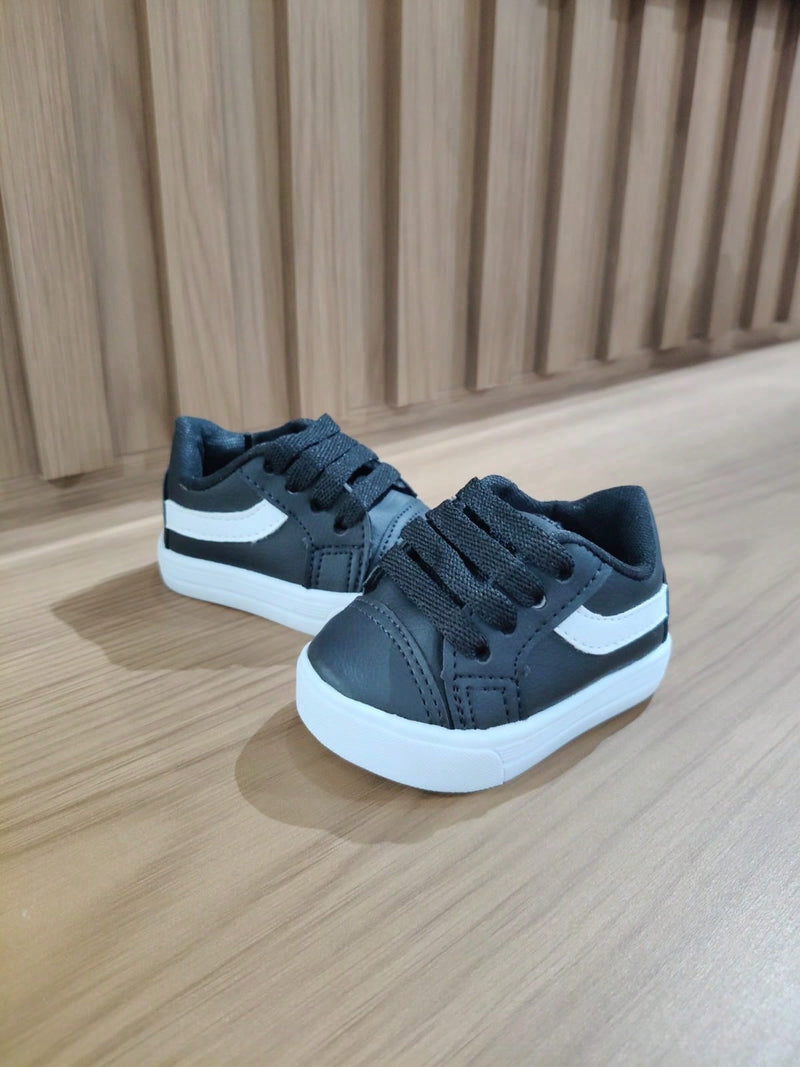 Tênis Preto com detalhe branco infantil bebê unissex estiloso confortável