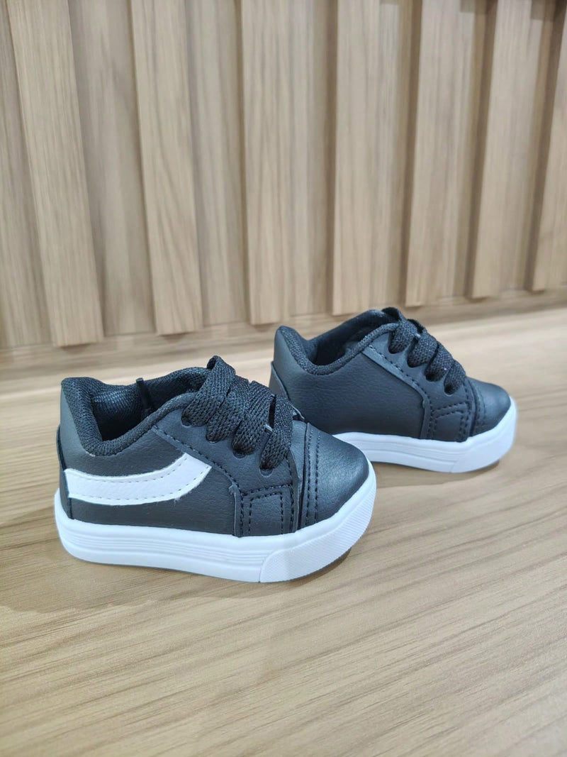 Tênis Preto com detalhe branco infantil bebê unissex estiloso confortável