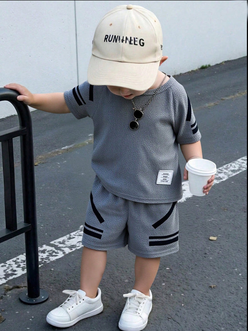 Conjunto Completo de Camiseta com Manga Raglan e Estampa Simples e Shorts para Bebê Menino, Adequado para o Verão, Ideal para