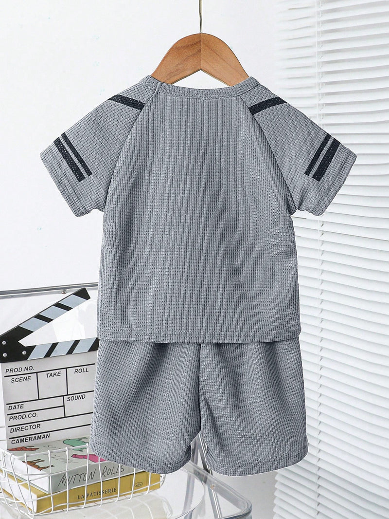 Conjunto Completo de Camiseta com Manga Raglan e Estampa Simples e Shorts para Bebê Menino, Adequado para o Verão, Ideal para