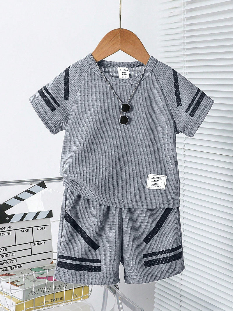 Conjunto Completo de Camiseta com Manga Raglan e Estampa Simples e Shorts para Bebê Menino, Adequado para o Verão, Ideal para