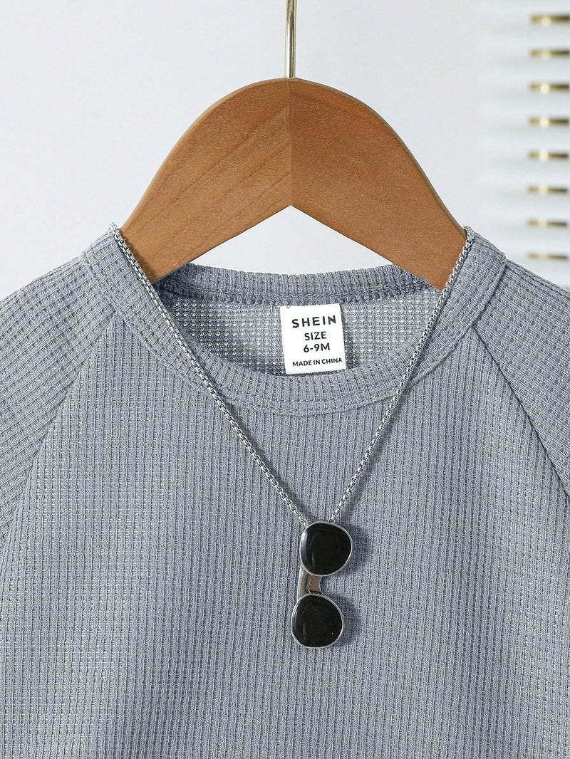 Conjunto Completo de Camiseta com Manga Raglan e Estampa Simples e Shorts para Bebê Menino, Adequado para o Verão, Ideal para