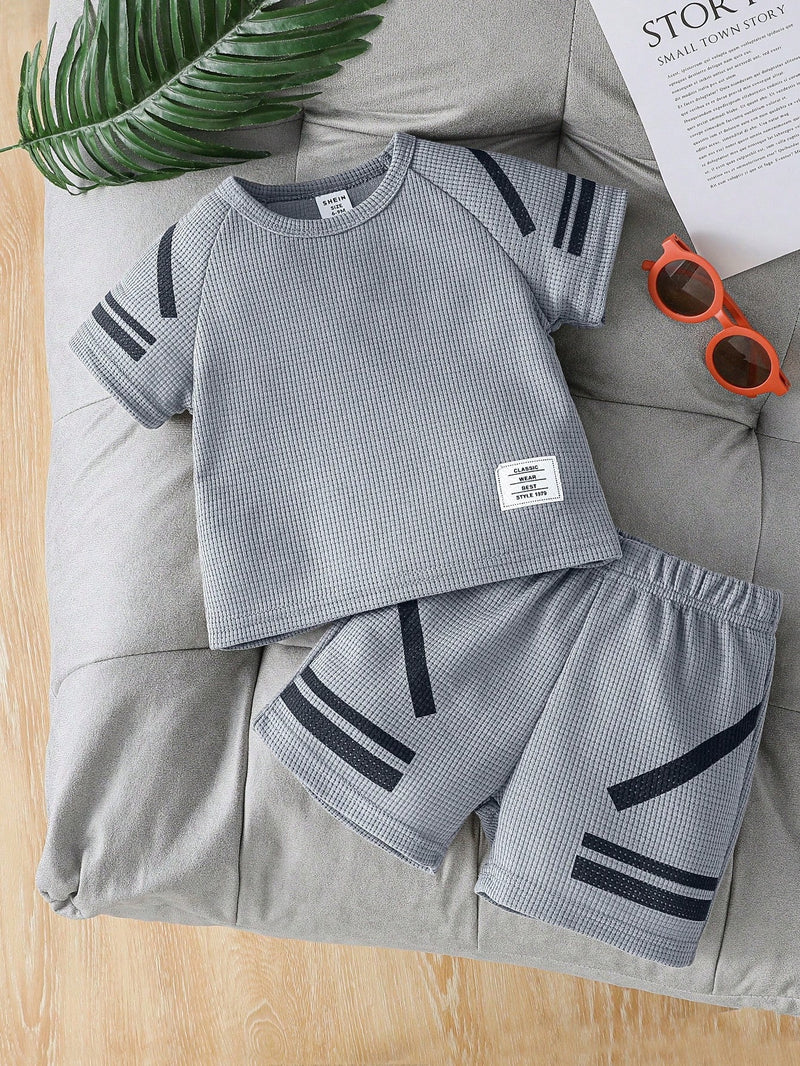 Conjunto Completo de Camiseta com Manga Raglan e Estampa Simples e Shorts para Bebê Menino, Adequado para o Verão, Ideal para