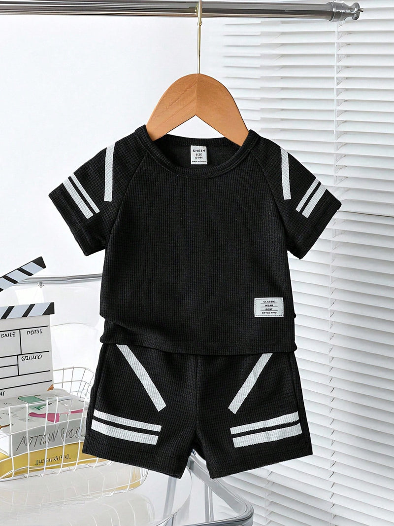 Conjunto Completo de Camiseta com Manga Raglan e Estampa Simples e Shorts para Bebê Menino, Adequado para o Verão, Ideal para