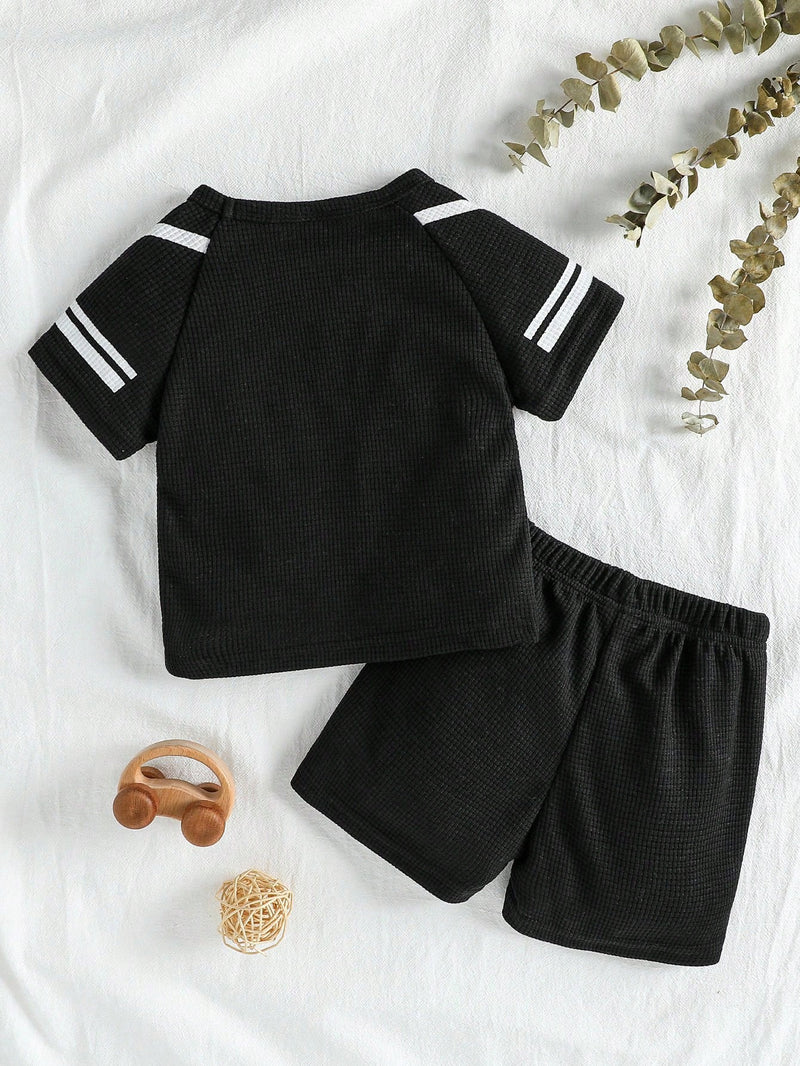 Conjunto Completo de Camiseta com Manga Raglan e Estampa Simples e Shorts para Bebê Menino, Adequado para o Verão, Ideal para