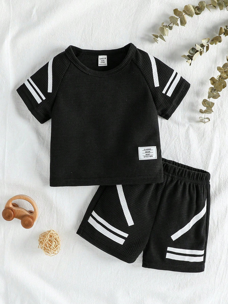 Conjunto Completo de Camiseta com Manga Raglan e Estampa Simples e Shorts para Bebê Menino, Adequado para o Verão, Ideal para