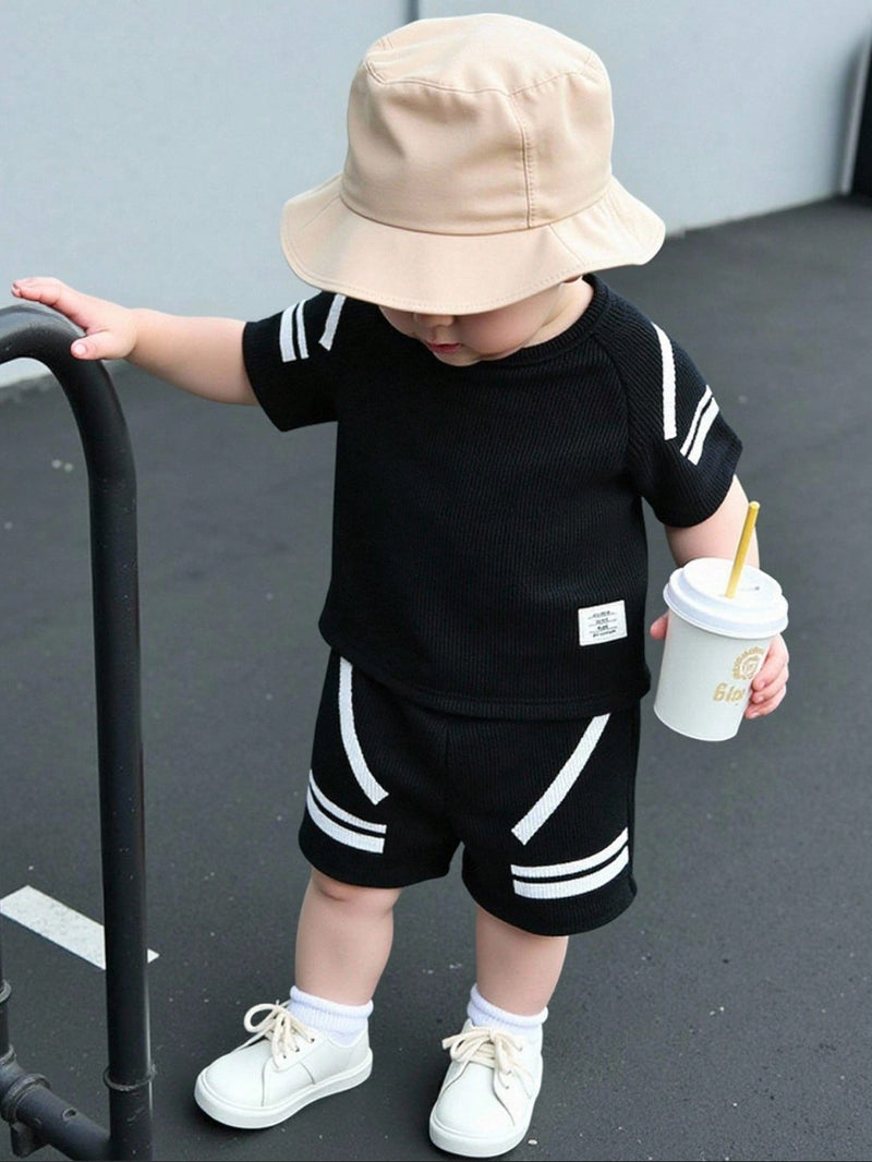 Conjunto Completo de Camiseta com Manga Raglan e Estampa Simples e Shorts para Bebê Menino, Adequado para o Verão, Ideal para