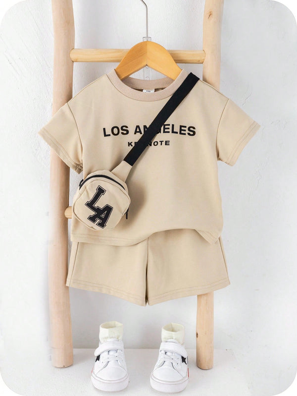 3 Peças/Conjunto Babybo Kids Verão Casual Camiseta de Manga Curta com Padrão de Letras, Shorts de Cintura Elástica com Bolsa Transversal