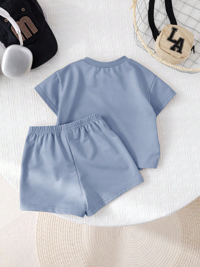 3 Peças/Conjunto Babybo Kids Verão Casual Camiseta de Manga Curta com Padrão de Letras, Shorts de Cintura Elástica com Bolsa Transversal