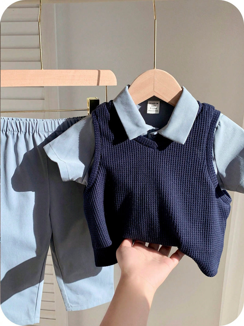 3 peças/Conjunto Menino Bebê Azul e Branco Top Polo de Manga Curta para Verão/Outono, Colete Sólido e Calça, Estilo Cavalheiro Britânico, Macio e Versátil para Festa de Aniversário, Batizado, 1º Aniversário, Eventos, Casamentos